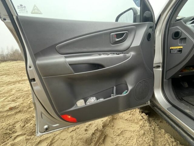 Серый Хендай Туксон, объемом двигателя 2 л и пробегом 267 тыс. км за 4300 $, фото 16 на Automoto.ua