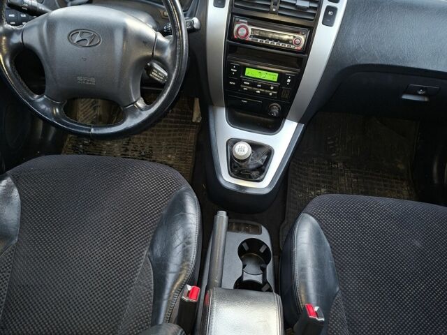 Серый Хендай Туксон, объемом двигателя 2 л и пробегом 320 тыс. км за 4200 $, фото 7 на Automoto.ua