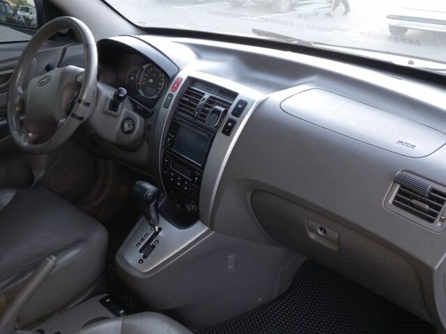 Серый Хендай Туксон, объемом двигателя 2 л и пробегом 207 тыс. км за 7500 $, фото 3 на Automoto.ua