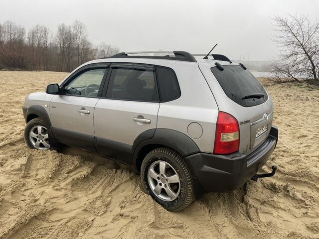 Серый Хендай Туксон, объемом двигателя 2 л и пробегом 267 тыс. км за 4300 $, фото 3 на Automoto.ua