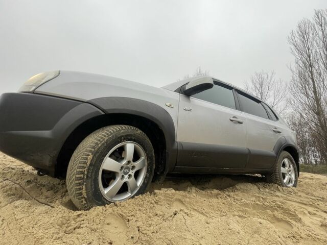 Серый Хендай Туксон, объемом двигателя 2 л и пробегом 267 тыс. км за 4300 $, фото 7 на Automoto.ua