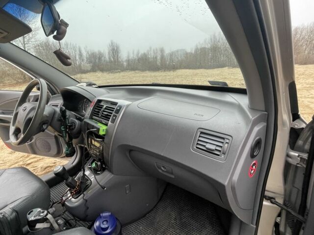 Серый Хендай Туксон, объемом двигателя 2 л и пробегом 267 тыс. км за 4300 $, фото 20 на Automoto.ua