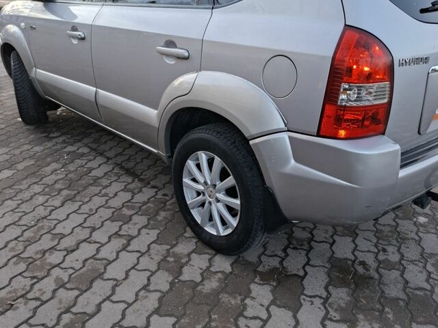 Серый Хендай Туксон, объемом двигателя 2 л и пробегом 320 тыс. км за 4200 $, фото 6 на Automoto.ua