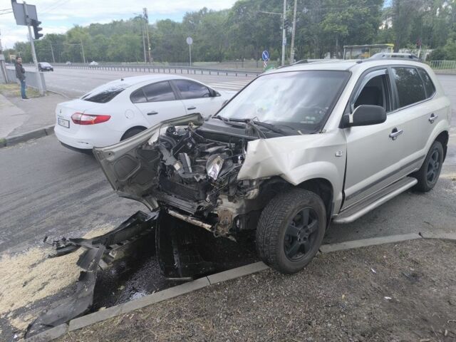 Хендай Туксон 2007 в Днепре (Днепропетровске) на Automoto.ua Серый Хендай Туксон, объемом двигателя 0 л и пробегом 200 тыс. км за 2020 $, фото 4 на Automoto.ua