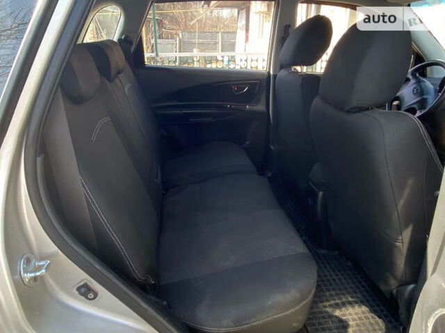 Серый Хендай Туксон, объемом двигателя 2 л и пробегом 211 тыс. км за 5300 $, фото 7 на Automoto.ua