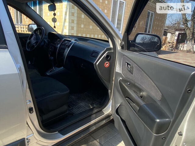 Серый Хендай Туксон, объемом двигателя 2 л и пробегом 211 тыс. км за 5300 $, фото 6 на Automoto.ua