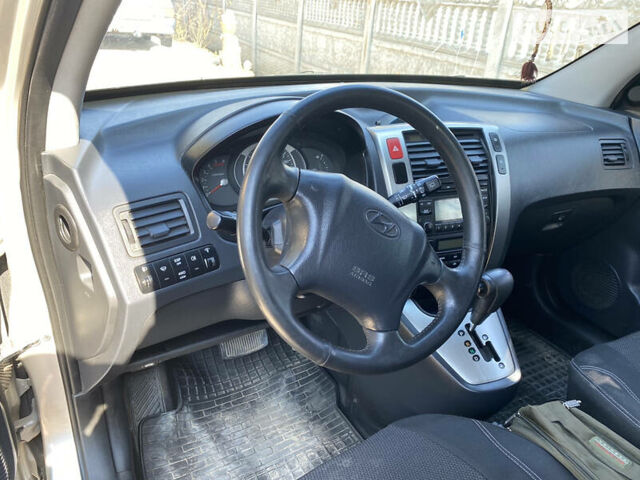 Серый Хендай Туксон, объемом двигателя 2 л и пробегом 211 тыс. км за 5300 $, фото 5 на Automoto.ua