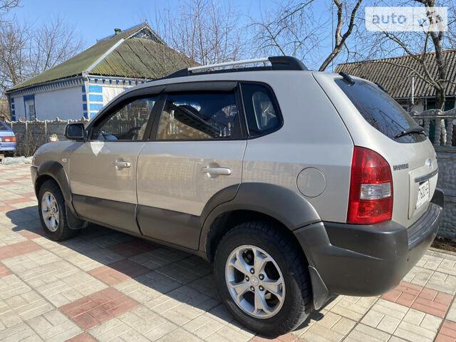 Серый Хендай Туксон, объемом двигателя 2 л и пробегом 211 тыс. км за 5300 $, фото 2 на Automoto.ua