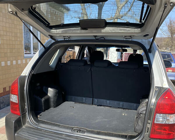 Серый Хендай Туксон, объемом двигателя 2 л и пробегом 211 тыс. км за 5300 $, фото 10 на Automoto.ua