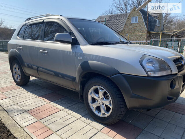Серый Хендай Туксон, объемом двигателя 2 л и пробегом 211 тыс. км за 5300 $, фото 3 на Automoto.ua