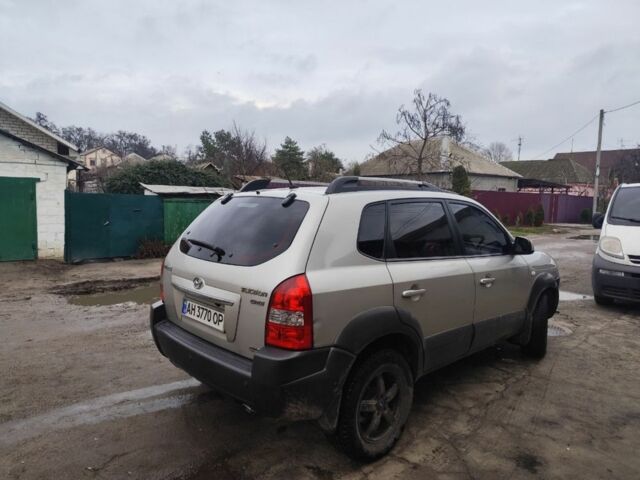 Серый Хендай Туксон, объемом двигателя 2 л и пробегом 205 тыс. км за 6500 $, фото 1 на Automoto.ua