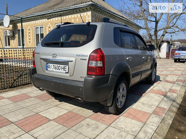 Серый Хендай Туксон, объемом двигателя 2 л и пробегом 211 тыс. км за 5300 $, фото 4 на Automoto.ua