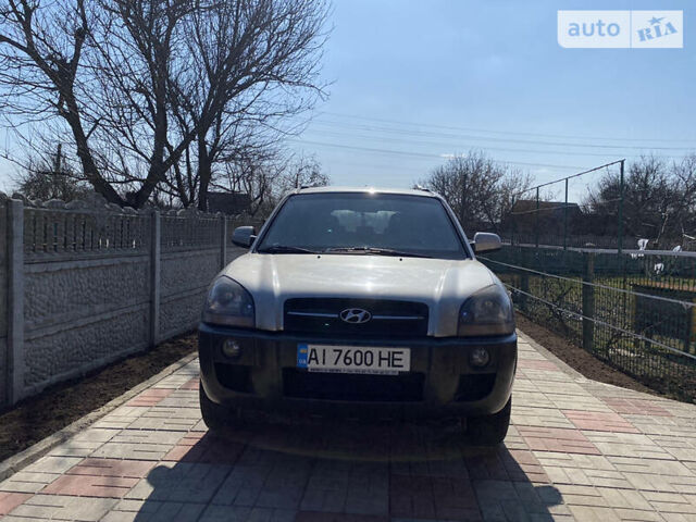 Серый Хендай Туксон, объемом двигателя 2 л и пробегом 211 тыс. км за 5300 $, фото 1 на Automoto.ua