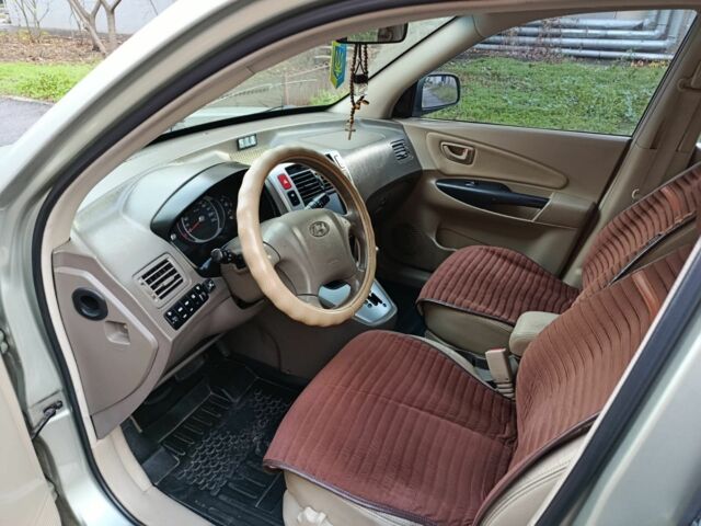 Серый Хендай Туксон, объемом двигателя 2 л и пробегом 285 тыс. км за 7600 $, фото 4 на Automoto.ua