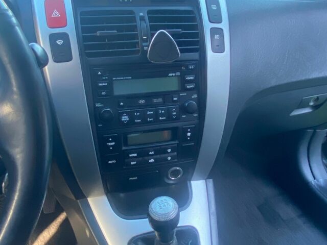 Сірий Хендай Туксон, об'ємом двигуна 2 л та пробігом 248 тис. км за 6100 $, фото 2 на Automoto.ua