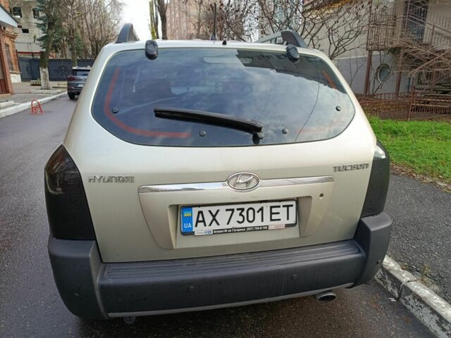 Серый Хендай Туксон, объемом двигателя 2 л и пробегом 285 тыс. км за 7600 $, фото 1 на Automoto.ua