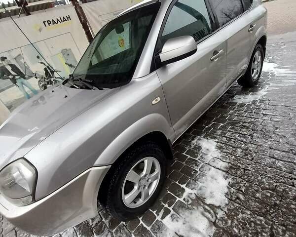Серый Хендай Туксон, объемом двигателя 2 л и пробегом 240 тыс. км за 8200 $, фото 6 на Automoto.ua