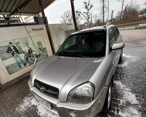 Серый Хендай Туксон, объемом двигателя 2 л и пробегом 240 тыс. км за 8200 $, фото 7 на Automoto.ua