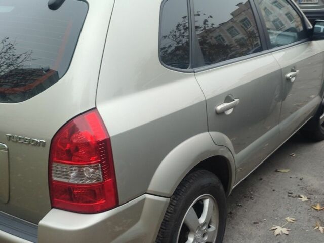 Серый Хендай Туксон, объемом двигателя 2 л и пробегом 169 тыс. км за 7500 $, фото 4 на Automoto.ua