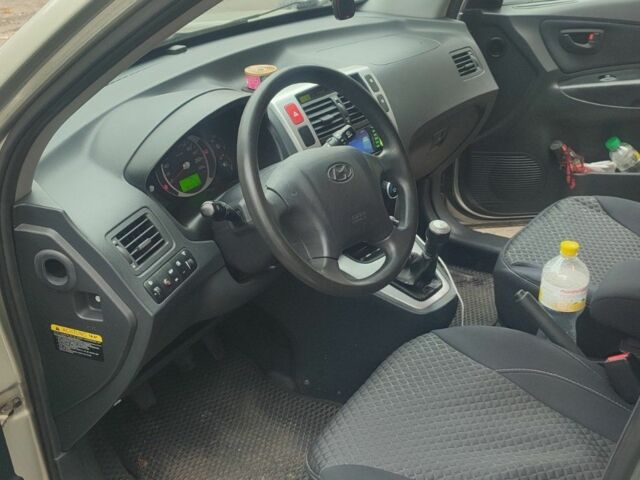 Серый Хендай Туксон, объемом двигателя 2 л и пробегом 169 тыс. км за 7500 $, фото 5 на Automoto.ua