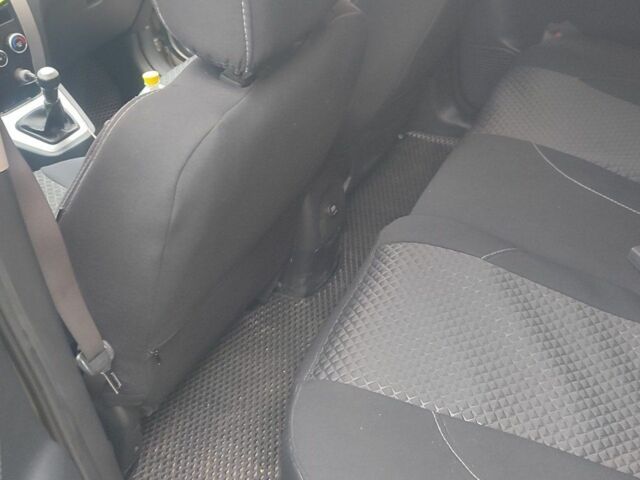 Серый Хендай Туксон, объемом двигателя 2 л и пробегом 169 тыс. км за 7500 $, фото 6 на Automoto.ua