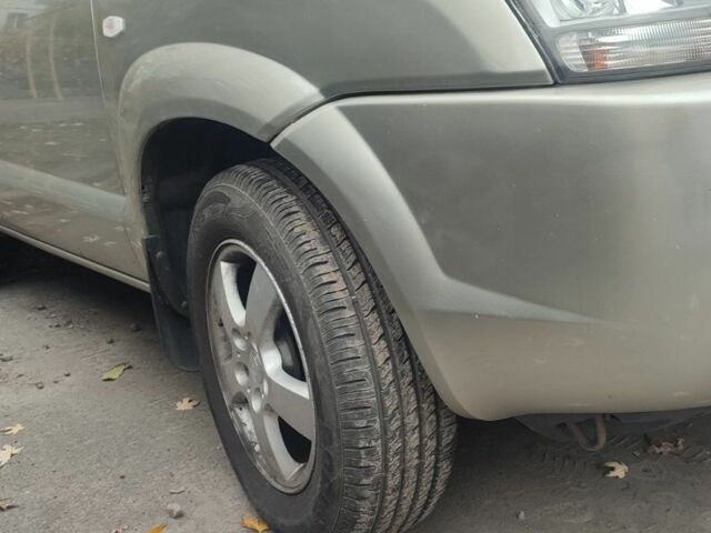 Серый Хендай Туксон, объемом двигателя 2 л и пробегом 169 тыс. км за 7500 $, фото 7 на Automoto.ua