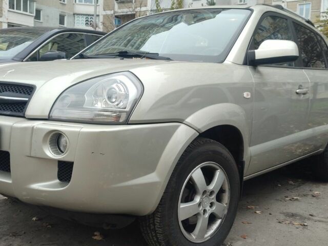 Серый Хендай Туксон, объемом двигателя 2 л и пробегом 169 тыс. км за 7500 $, фото 3 на Automoto.ua