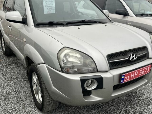 Серый Хендай Туксон, объемом двигателя 2 л и пробегом 230 тыс. км за 7550 $, фото 1 на Automoto.ua