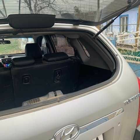 Сірий Хендай Туксон, об'ємом двигуна 2 л та пробігом 215 тис. км за 8500 $, фото 6 на Automoto.ua