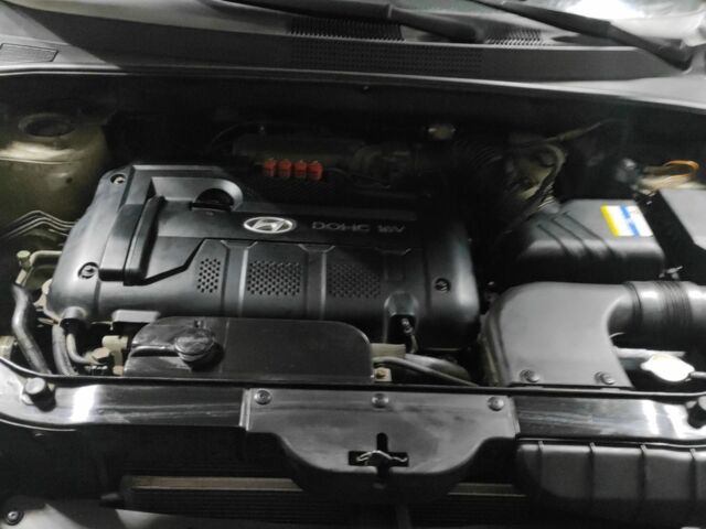 Сірий Хендай Туксон, об'ємом двигуна 2 л та пробігом 216 тис. км за 7900 $, фото 2 на Automoto.ua