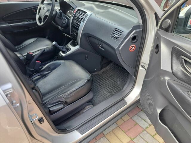 Серый Хендай Туксон, объемом двигателя 2 л и пробегом 220 тыс. км за 8800 $, фото 9 на Automoto.ua