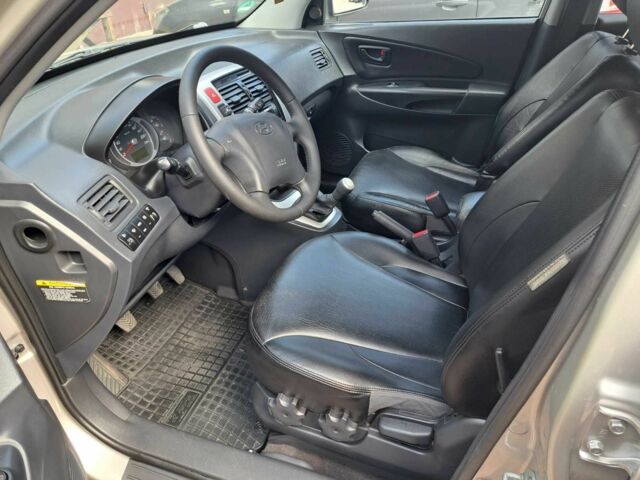 Серый Хендай Туксон, объемом двигателя 2 л и пробегом 220 тыс. км за 8800 $, фото 5 на Automoto.ua