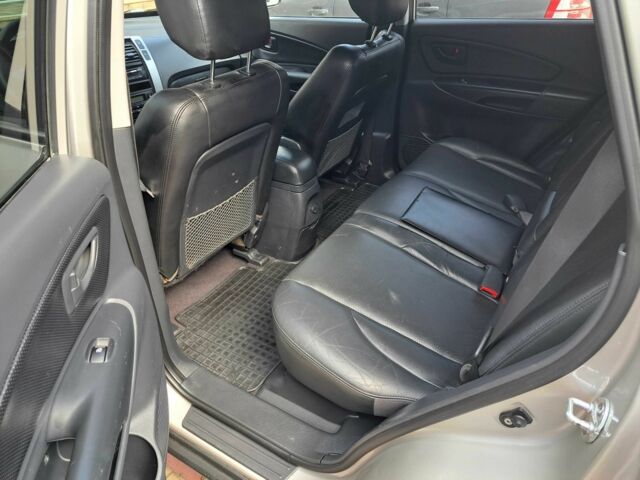 Серый Хендай Туксон, объемом двигателя 2 л и пробегом 220 тыс. км за 8800 $, фото 6 на Automoto.ua