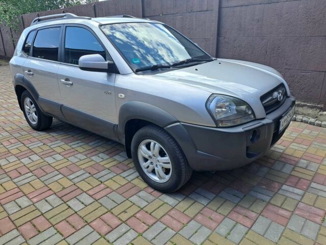 Серый Хендай Туксон, объемом двигателя 2 л и пробегом 220 тыс. км за 8800 $, фото 1 на Automoto.ua