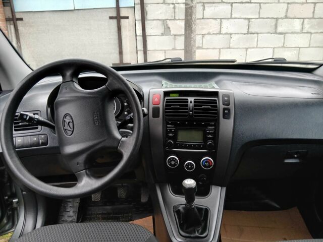 Серый Хендай Туксон, объемом двигателя 2 л и пробегом 78 тыс. км за 11600 $, фото 4 на Automoto.ua