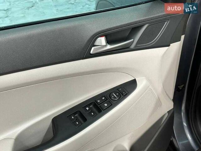 Серый Хендай Туксон, объемом двигателя 2 л и пробегом 141 тыс. км за 15800 $, фото 48 на Automoto.ua