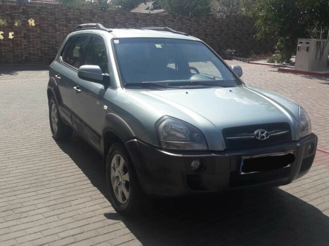 Серый Хендай Туксон, объемом двигателя 2 л и пробегом 235 тыс. км за 4600 $, фото 1 на Automoto.ua