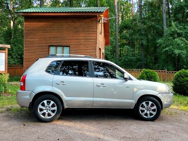 Сірий Хендай Туксон, об'ємом двигуна 2 л та пробігом 233 тис. км за 6200 $, фото 2 на Automoto.ua