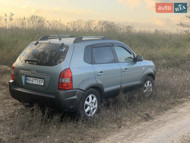 Серый Хендай Туксон, объемом двигателя 2.66 л и пробегом 297 тыс. км за 7000 $, фото 3 на Automoto.ua