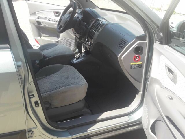 Серый Хендай Туксон, объемом двигателя 2 л и пробегом 235 тыс. км за 4600 $, фото 4 на Automoto.ua