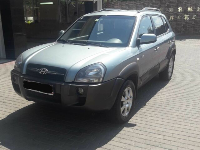 Серый Хендай Туксон, объемом двигателя 2 л и пробегом 235 тыс. км за 4600 $, фото 3 на Automoto.ua