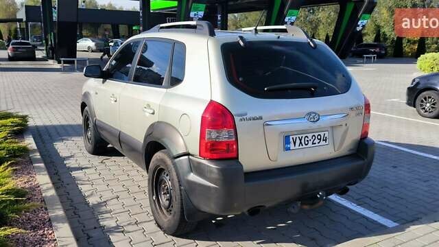 Серый Хендай Туксон, объемом двигателя 1.99 л и пробегом 275 тыс. км за 4400 $, фото 6 на Automoto.ua