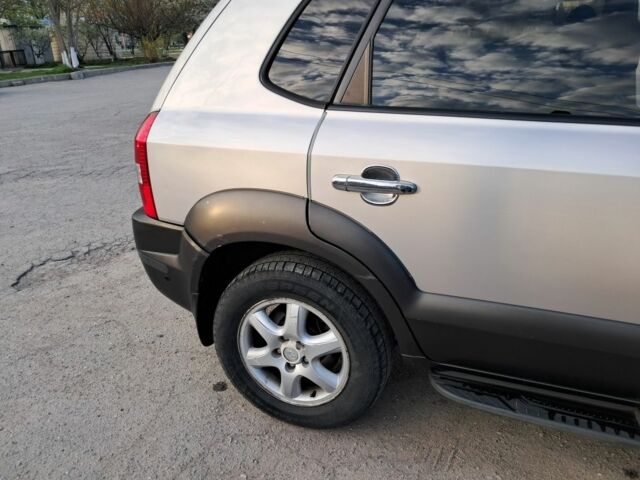 Сірий Хендай Туксон, об'ємом двигуна 2 л та пробігом 290 тис. км за 7500 $, фото 4 на Automoto.ua