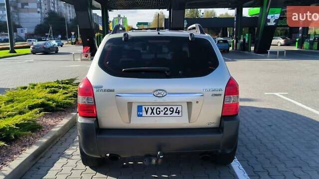 Серый Хендай Туксон, объемом двигателя 1.99 л и пробегом 275 тыс. км за 4400 $, фото 5 на Automoto.ua