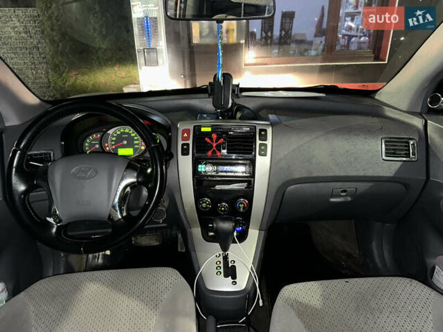 Сірий Хендай Туксон, об'ємом двигуна 2 л та пробігом 262 тис. км за 6200 $, фото 18 на Automoto.ua