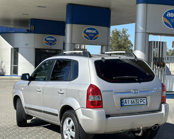 Сірий Хендай Туксон, об'ємом двигуна 2 л та пробігом 230 тис. км за 5900 $, фото 5 на Automoto.ua