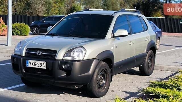 Серый Хендай Туксон, объемом двигателя 1.99 л и пробегом 275 тыс. км за 4400 $, фото 1 на Automoto.ua
