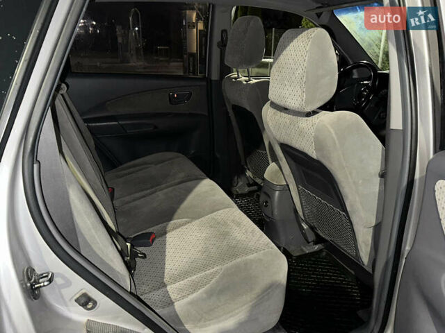 Сірий Хендай Туксон, об'ємом двигуна 2 л та пробігом 262 тис. км за 6200 $, фото 16 на Automoto.ua