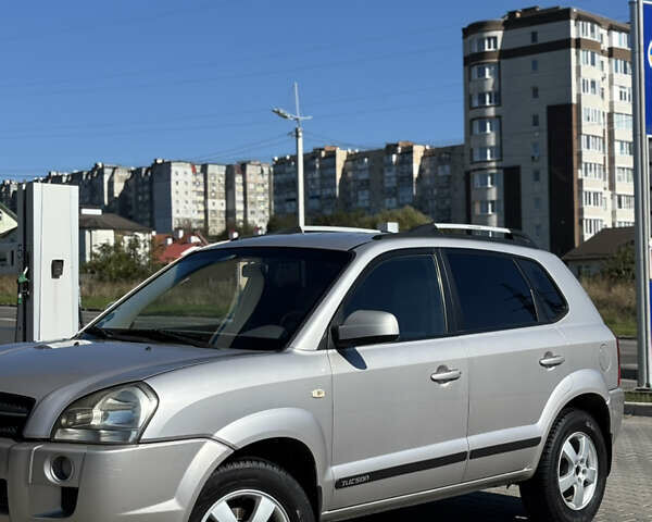 Сірий Хендай Туксон, об'ємом двигуна 2 л та пробігом 230 тис. км за 5900 $, фото 6 на Automoto.ua