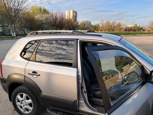 Сірий Хендай Туксон, об'ємом двигуна 2 л та пробігом 290 тис. км за 7500 $, фото 3 на Automoto.ua